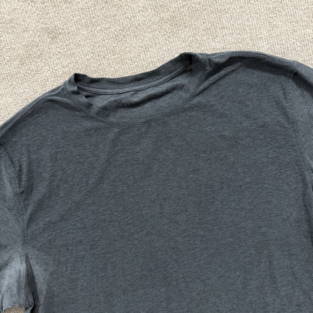 Vuori Strato Tech Tee Shirt Men's Sz L Performance Short Sleeve V126 Gray